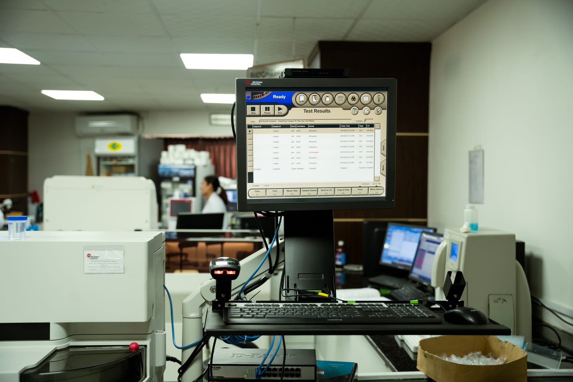Life Quest Lab scientist